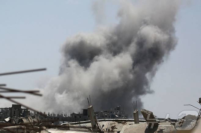 19일(현지시간) 팔레스타인 북부 가자 지구의 동부 자발리아에 공습으로 인한 연기가 피어오르고 있다. ⓒ AFP=뉴스1
