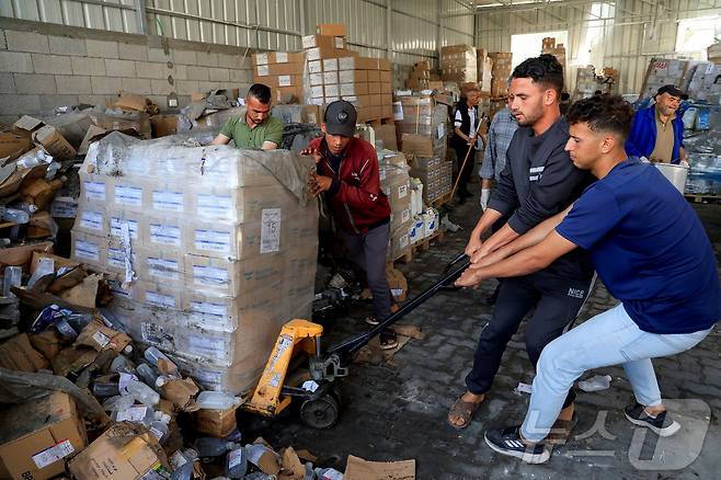 팔레스타인 나세르 병원 직원들이 19일(현지시간) 이스라엘의 공격을 받은 약품 창고를 점검하고 있다. ⓒ 로이터=뉴스1