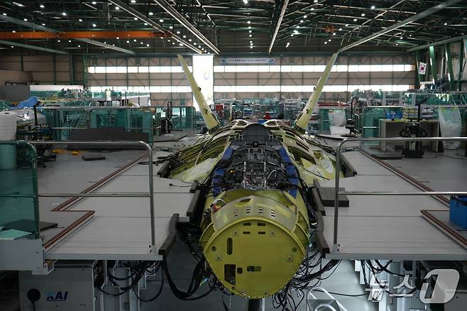 조립 중인 KF-21 최초양산 1호기. (방위사업청 제공)