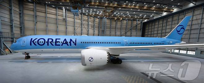 대한항공은 41년 만에 기업의 얼굴인 기업이미지(CI)를 변경한다고 11일 밝혔다. 사진은 새로운 CI가 적용된 대한항공 기체 모습. (대한항공 제공. 재판매 및 DB 금지) 2025.3.11/뉴스1