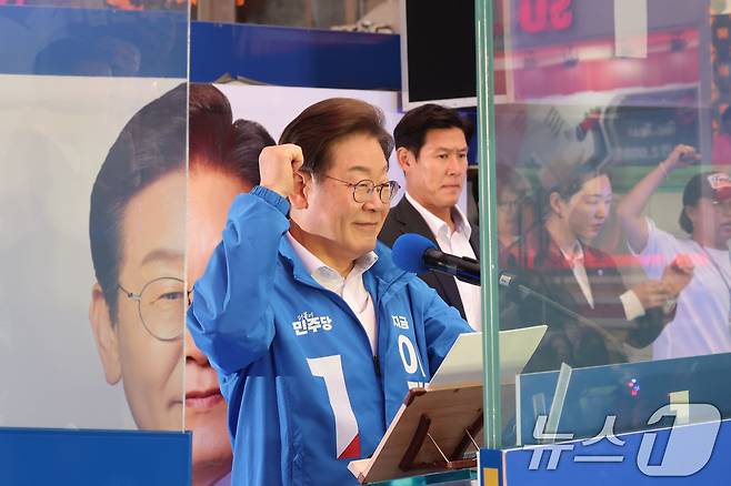 이재명 더불어민주당 대선 후보가 19일 서울 마포구 KT&G 상상마당 인근에서 열린 유세에서 방탄유리 내부 속 지지호소를 하고 있다. (공동취재) 2025.5.19/뉴스1 ⓒ News1 안은나 기자