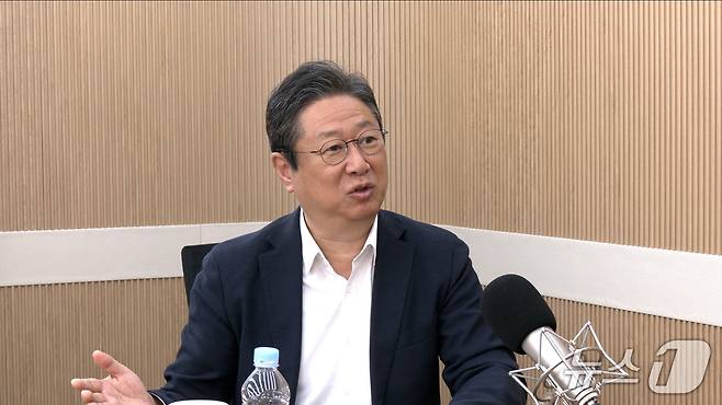 황희 더불어민주당 의원인 20일 뉴스1TV '팩트앤뷰'에 출연해 질문에 답하고 있다.