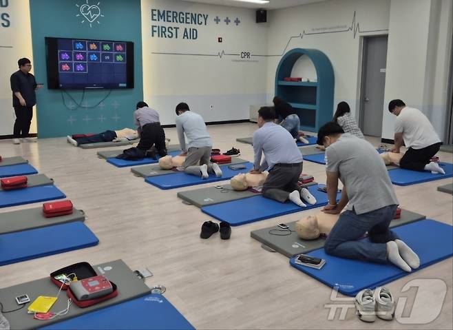 심폐소생술 교육을 받고 있는 박원희 씨(오른쪽에서 두번째, 박원희 씨 제공. 재판매 및 DB 금지)