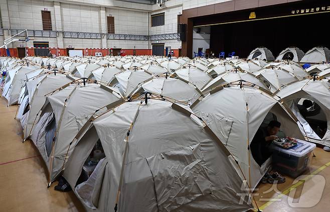 대구 함지산 산불 발생 이틀째인 29일 대구 북구 팔달초등학교에 설치된 대피소에서 이재민들이 휴식을 취하고 있다. 2025.4.29/뉴스1 ⓒ News1 김도우 기자