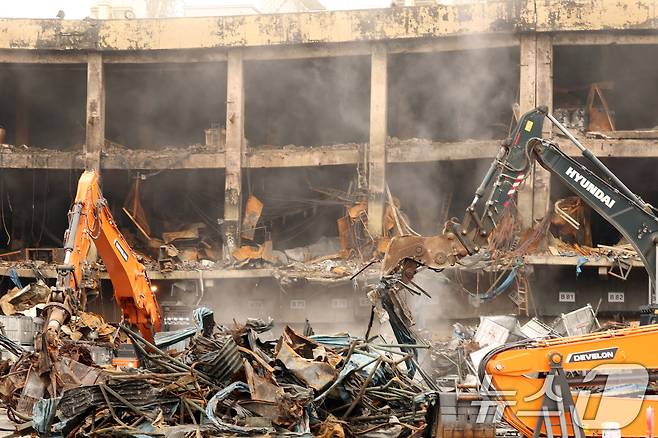 광주 광산구 소촌동 금호타이어 광주공장 화재 나흘째인 20일 오전  현장에서 건물 해체 작업 전 중장비들이 잔해물들을 치우고 있다. 2025.5.20/뉴스1 ⓒ News1 이승현 기자