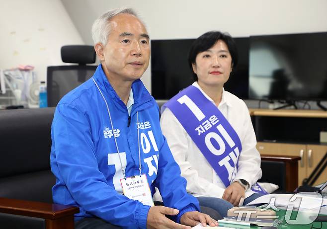 양부남 더불어민주당 광주선거대책위원장과 신수정 광주시의장이 20일 광주시의회 기자실에서 더불어민주당 이재명 대통령 후보 광주 공약을 설명하고 있다. 2025.5.20/뉴스1 ⓒ News1 이수민 기자