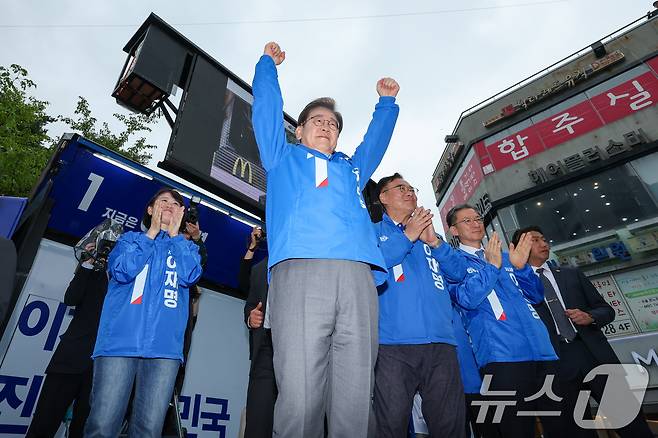 이재명 더불어민주당 대통령 후보가 수도권 표심잡기에 나선 20일 경기 의정부시 로데오거리를 찾아 유세를 마친 뒤 인사하고 있다. 2025.5.20/뉴스1 ⓒ News1 안은나 기자