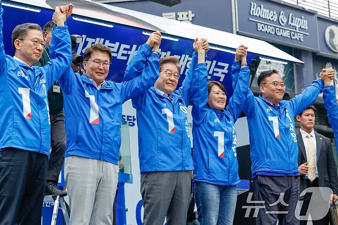 이재명 더불어민주당 대통령 후보가 수도권 표심잡기에 나선 20일 경기 의정부시 로데오거리를 찾아 유세를 마친 뒤 인사하고 있다. 2025.5.20/뉴스1 ⓒ News1 안은나 기자