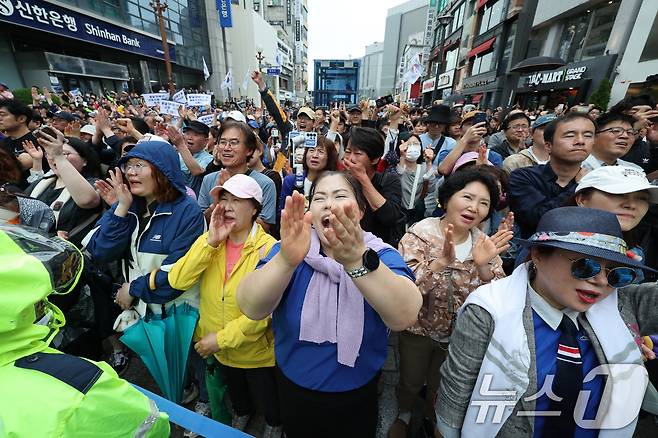 이재명 더불어민주당 대통령 후보가 수도권 표심잡기에 나선 20일 경기 의정부시 로데오거리를 찾아 연설하는 가운데 시민들이 손뼉치고 있다. 2025.5.20/뉴스1 ⓒ News1 안은나 기자