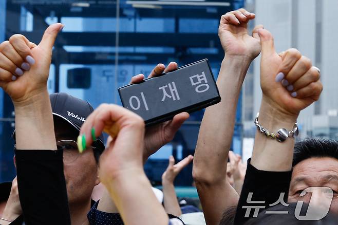 이재명 더불어민주당 대통령 후보가 수도권 표심잡기에 나선 20일 경기 의정부시 로데오거리를 찾아 지지를 호소하는 가운데 시민들이 엄지손가락을 치켜들고 있다. 2025.5.20/뉴스1 ⓒ News1 안은나 기자