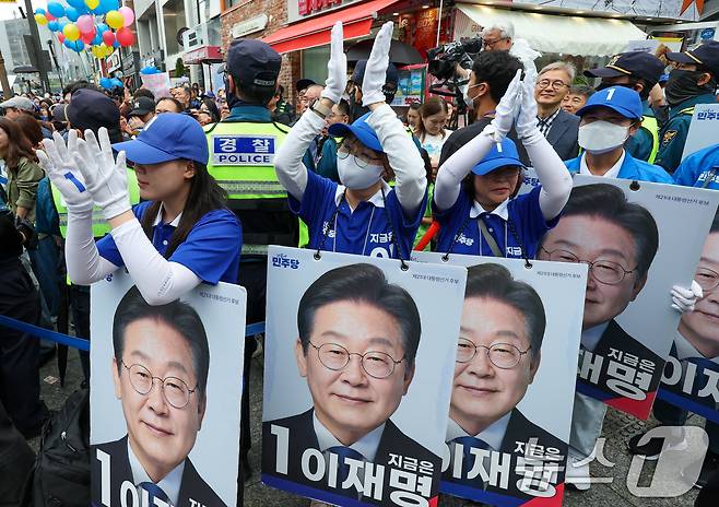 이재명 더불어민주당 대통령 후보가 수도권 표심잡기에 나선 20일 경기 의정부시 로데오거리를 찾아 지지를 호소하는 가운데 선거운동원들이 손뼉치고 있다. 2025.5.20/뉴스1 ⓒ News1 안은나 기자