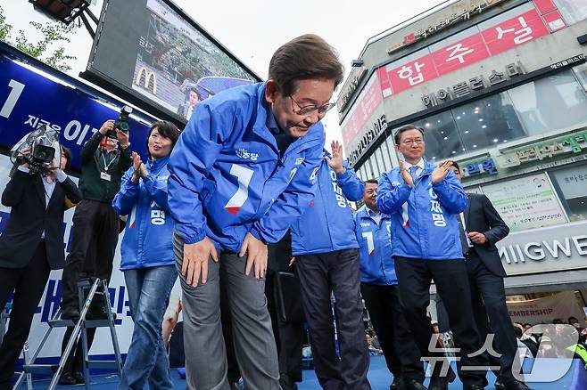 이재명 더불어민주당 대통령 후보가 수도권 표심잡기에 나선 20일 경기 의정부시 로데오거리를 찾아 유세를 마친 뒤 인사하고 있다. 2025.5.20/뉴스1 ⓒ News1 안은나 기자