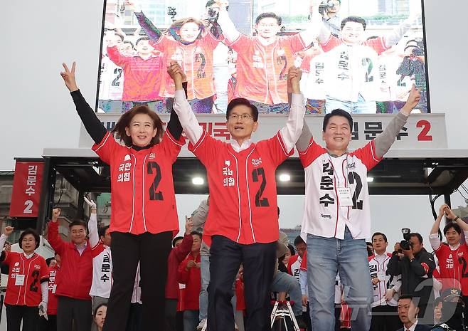 김문수 국민의힘 대통령 후보가 19일 서울 중구 서울역 광장에서 나경원, 안철수 의원의 손을 맞잡고 유세를 하고 있다. (공동취재) 2025.5.19/뉴스1 ⓒ News1 김민지 기자