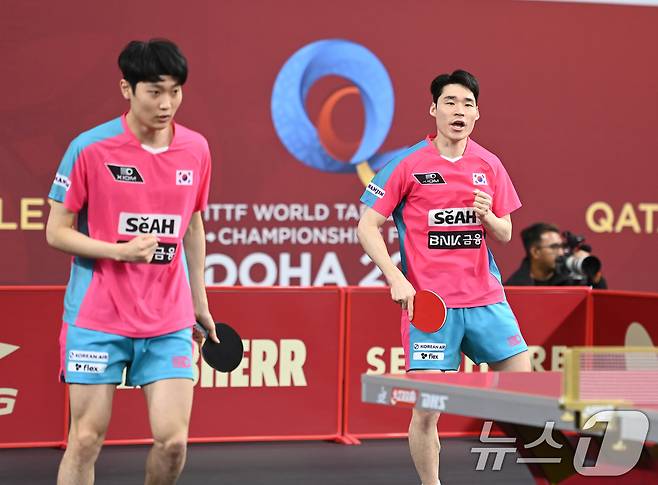 장우진(오른쪽), 조대성이 18일 카타르 도하 카타르대학교 스포츠 콤플렉스에서 열린 2025 국제탁구연맹(ITTF) 세계선수권대회 남자복식 64강 영국 코너 그린, 리암 리치포드 조와 경기를 펼치고 있다. (사진공동취재단) 2025.5.18/뉴스1 ⓒ News1 김명섭 기자