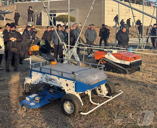 경북농업기술원은 기후변화와 농촌 고령화 등 급변하는 농업환경에 대응하기 위해 첨단 기술을 접목한 ‘노지 스마트기술 융복합 실증모델 확산 사업’을 영천 복숭아 과수원에 도입한다.ⓒ News1 김대벽기자