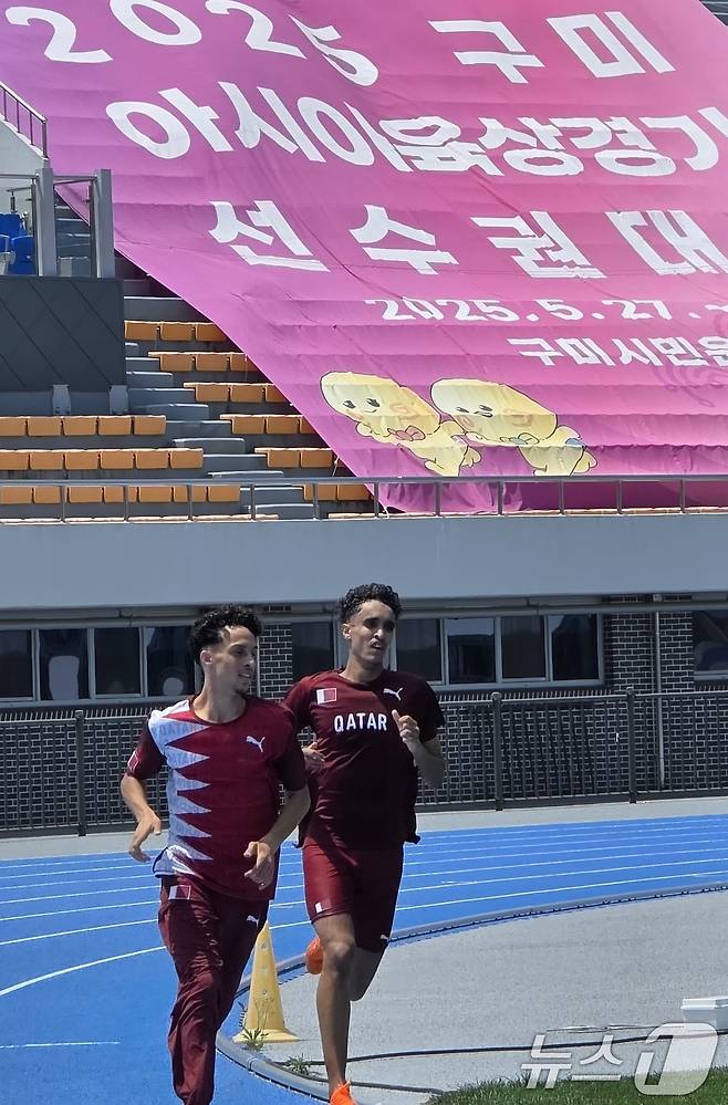 오는 27일부터 열리는 2025 구미 아시아육상경기선수권대회를 앞두고 미리 입국한 외국인 선수들이 20일 주경기장인 구미시민운동장에서 훈련을 하고 있다. 아시아육상경기선수권대회는 세계 43개국에서 선수단, 임원, 심판, 언론 관계자 등 2000여 명이 참가해오는 27일부터 닷새간 열린다.2025.5.20/뉴스1 ⓒ News1 정우용 기자