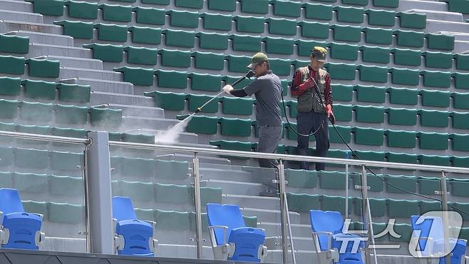 오는 27일부터 열리는 2025 구미 아시아육상경기선수권대회를 앞두고 인부들이 20일 주경기장인 구미시민운동장 의자 등을 물청소하고 있다. 아시아육상경기선수권대회는 세계 43개국에서 선수단, 임원, 심판, 언론 관계자 등 2000여 명이 참가해오는 27일부터 닷새간 열린다.2025.5.20/뉴스1 ⓒ News1 정우용 기자