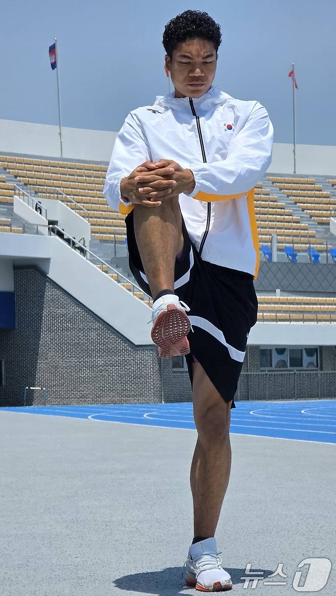 한국 육상의 단거리 유망주 나마디 조엘진(예천군청)이 20일 2025 구미 아시아육상경기선수권대회가 열리는 구미시민운동장을 찾아 스트레칭을 하며 몸을 풀고 있다. 아시아육상경기선수권대회는 세계 43개국에서 선수단, 임원, 심판, 언론 관계자 등 2000여 명이 참가해오는 27일부터 닷새간 열린다. 2025.5.20/뉴스1 ⓒ News1 정우용 기자