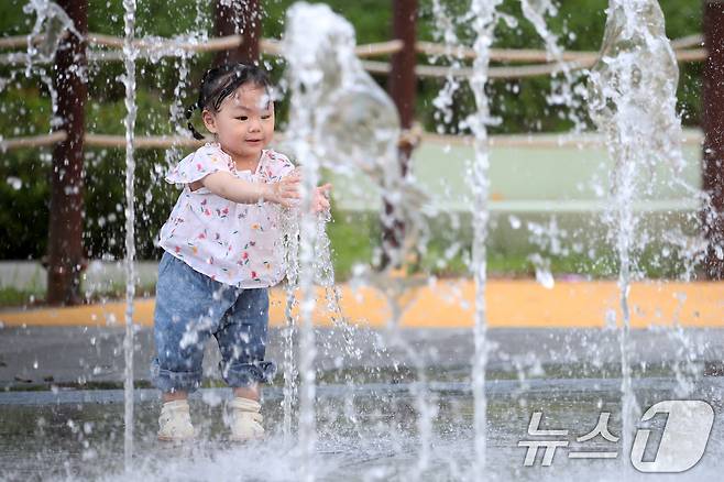 낮 기온이 30도를 웃도는 더위가 찾아온 20일 오후 대구 중구 수창공원 바닥분수에서 어린이들이 물장난을 치며 더위를 식히고 있다. 2025.5.20/뉴스1 ⓒ News1 공정식 기자