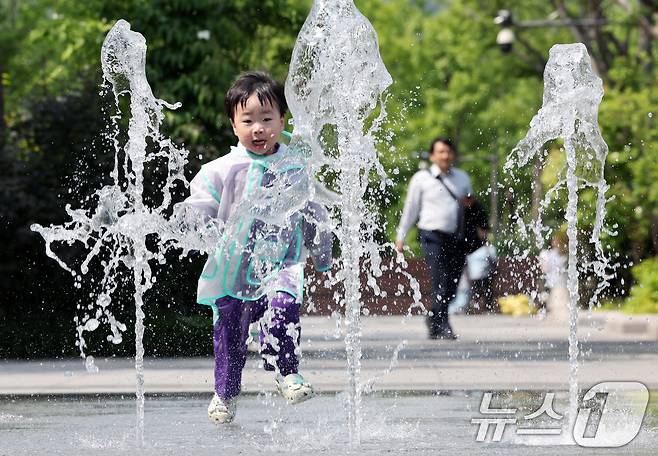 전국 대부분 지역 낮 기온이 25도 이상으로 올라 초여름 날씨를 보인 20일 서울 종로구 광화문광장 바닥분수에서 한 어린이가 물놀이를 하며 더위를 식히고 있다. 2025.5.20/뉴스1 ⓒ News1 이동해 기자