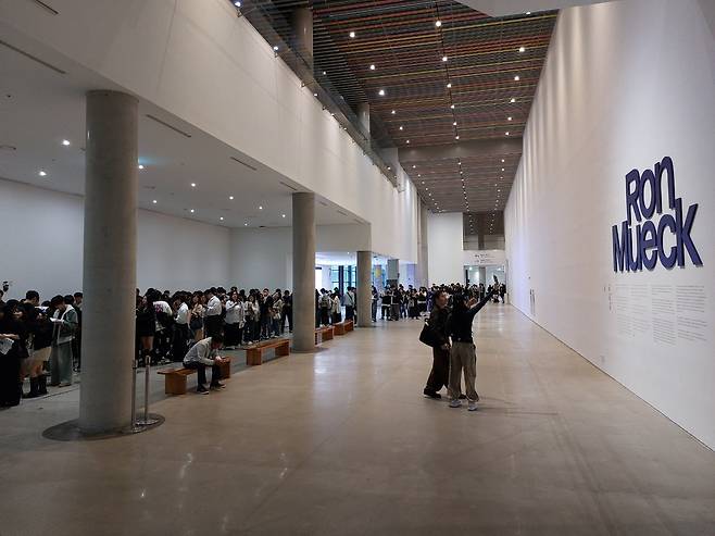 '론 뮤익'전을 찾은 관람객들 (국립현대미술관 제공)