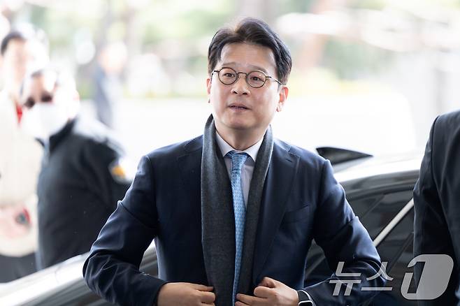 이창수 서울중앙지검장이 헌법재판소의 기각 결정으로 직무에 복귀하기 위해 지난 3월 13일 오후 서울 서초구 서울중앙지검으로 들어서고 있다./뉴스1 ⓒ News1 이승배 기자