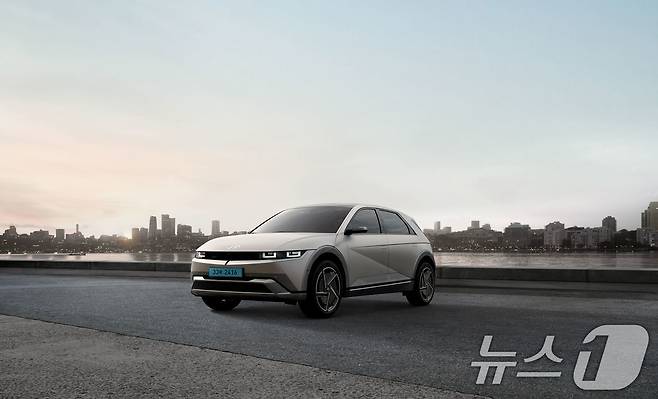 현대자동차는 고객 선호도가 높은 편의 및 안전 사양을 기본 적용하고 가격 인상을 최소화해 상품성을 강화한 '2025 아이오닉 5'와 '2025 코나 일렉트릭'을 13일 출시하고 본격적인 판매에 돌입한다고 밝혔다. 사진은 2025 아이오닉 5 외장. (현대차 제공. 재판매 및 DB 금지) 2025.5.13/뉴스1