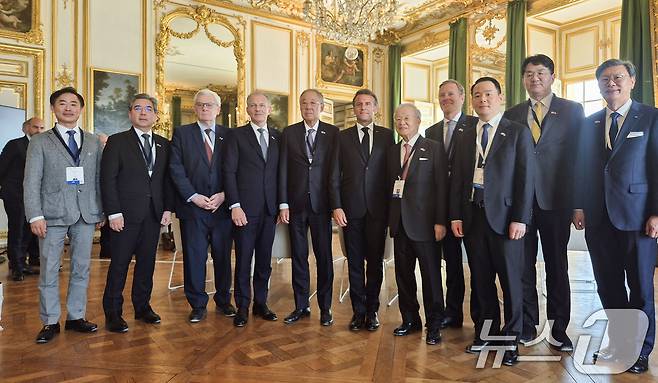 류진 한경협 회장을 비롯한 한국 민간 경제사절단이 19일 프랑스 베르사유궁에서 열린 '한-프랑스 특별 라운드테이블'에서 에마뉘엘 마크롱 프랑스 대통령가과 기념촬영을 하고 있다. 이번 회의는 마크롱 대통령이 주관하는 2025년 'Choose France Summit'행사 중 특정 국가와의 양자 비즈니스 간담회로는 유일하게 마련된 자리다. 왼쪽부터 오정강 엔켐 대표, 장재훈 현대차 부회장, 쟝 르미에르 BNP파리바 회장, 프랑수와 자코브 에어리퀴드 CEO(프측 위원장), 류진 한경협 회장, 에마뉘엘 마크롱 프랑스 대통령, 손경식 CJ회장, 바우터 반 베르쉬 에어버스 수석부사장, 허진수 SPC 사장, 조원태 대한항공 회장, 김창범 한경협 부회장 (한국경제인협회 제공. 재판매 및 DB 금지) 2025.5.19/뉴스1