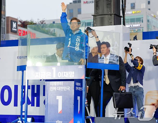 이재명 더불어민주당 대통령 후보가 수도권 표심잡기에 나선 20일 오후 경기 김포시 구래역 문화의 거리에서 유세에 앞서 멀리 있는 시민들을 위해 사다리를 딛고 서서 인사하고 있다. 2025.5.20/뉴스1 ⓒ News1 안은나 기자