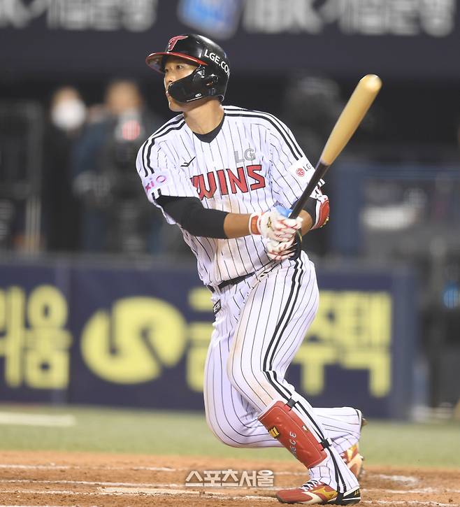 LG 송찬의가 타격 후 타구를 바라보고 있다. 잠실 | 최승섭기자 thunder@sportsseoul.com