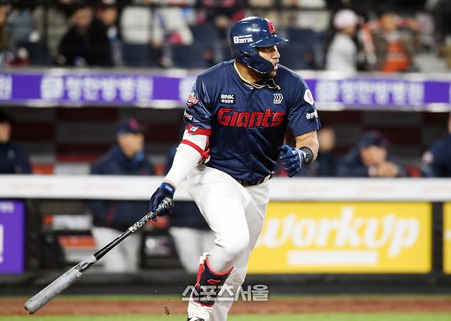 롯데 레이예스가 3일 대전 한화생명 볼파크에서 열린 2025 KBO리그 한화와 경기 8회초 1사 1루 상황에서 한화 박상원을 상대로 1타점 2루타를 치고 있다. 대전 | 박진업 기자 upandup@sportsseoul.com