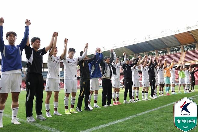 광주 선수단이 지난 18일 포항전에서 승리한 뒤 인사하고 있다. 사진 | 한국프로축구연맹