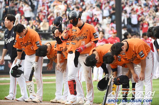 18일 대전 한화생명볼파크에서 열린 SSG-한화전. 3대7로 패한 한화 선수들이 고개 숙이고 있다. 대전=정재근 기자 cjg@sportschosun.com/2025..5.18/
