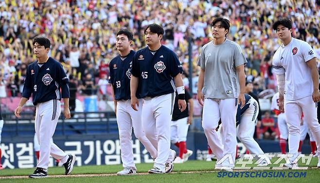 18일 광주KIA챔피언스필드에서 열린 두산과 KIA의 경기, 연장 10회말 KIA가 한준수의 끝내기안타로 5대4의 승리를 거두었다. 3연패에 빠진 두산 선수들이 팬들에게 인사하고 있다. 광주=허상욱 기자wook@sportschosun.com/2025.05.18/