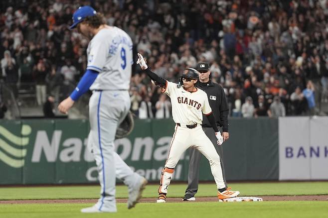 샌프란시스코 자이언츠 이정후가 20일(한국시각) 오라클파크에서 열린 캔자스시티 로열스와의 홈게임에서 0-2로 뒤진 8회말 2사 1,2루 찬스에서 우익선상 적시 2루타를 터뜨린 뒤 포효하고 있다. AP연합뉴스