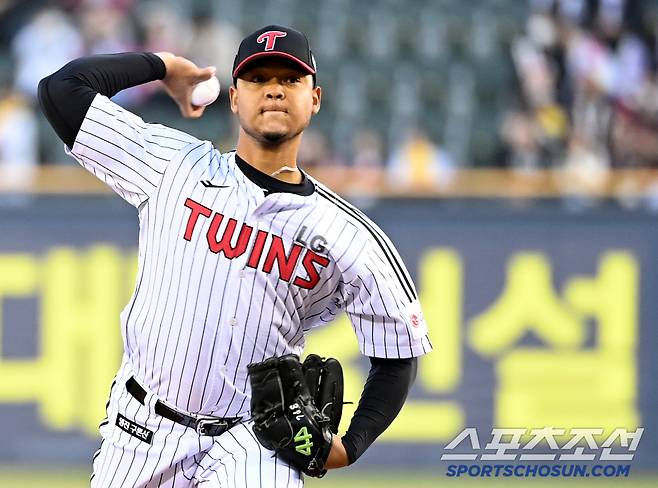 25일 잠실야구장에서 열린 한화와 LG의 경기, LG 선발투수 에르난데스가 역투하고 있다. 잠실=허상욱 기자wook@sportschosun.com/2025.03.25/