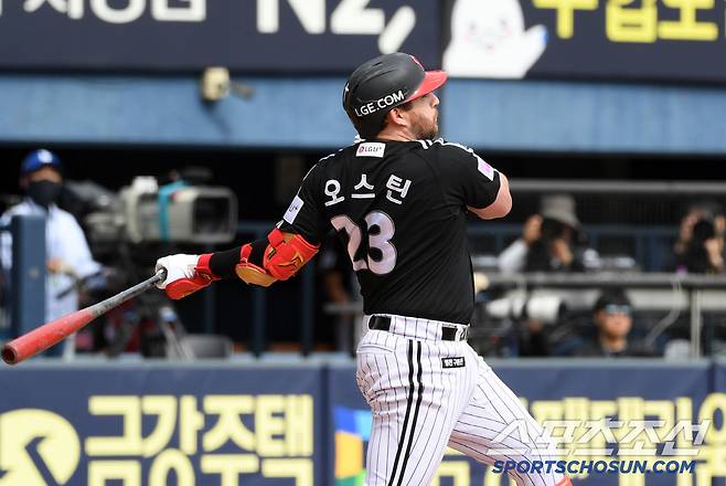 6일 잠실구장에서 열린 두산 베어스와 LG 트윈스의 경기. 6회초 무사 1,2루 LG 오스틴이 스리런포를 날리고 있다. 잠실=박재만 기자 pjm@sportschosun.com/2025.05.06/