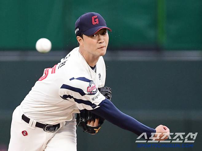 20일 부산 사직야구장에서 열린 KBO리그 롯데와 LG의 경기. 선발 투구하고 있는 롯데 윤성빈. 부산=송정헌 기자songs@sportschosun.com/2025.05.20/