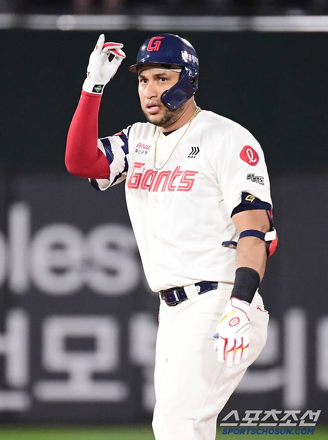 20일 부산 사직야구장에서 열린 KBO리그 롯데와 LG의 경기. 6회 1타점 적시 2루타 날린 레이예스. 부산=송정헌 기자songs@sportschosun.com/2025.05.20/