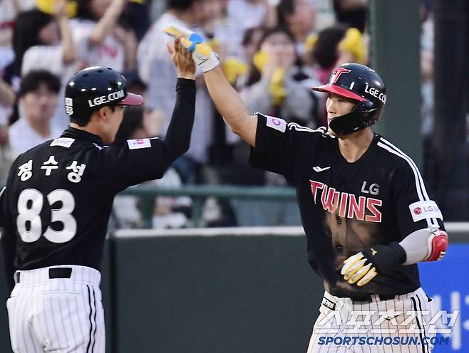 20일 부산 사직야구장에서 열린 KBO리그 롯데와 LG의 경기. 2회 만루홈런을 날린 LG 송찬의. 부산=송정헌 기자songs@sportschosun.com/2025.05.20/