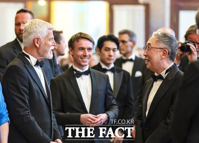 체코 ‘프라하의 봄 국제음악제’에 참석한 두산에너빌리티 박지원 회장(사진 오른쪽)이 12일(현지시간) 체코 프라하에서 열린 개막공연 리셉션에서 페트르 파벨 체코 대통령(사진 왼쪽)과 만나 환담을 나누고 있다. /두산에너빌리티