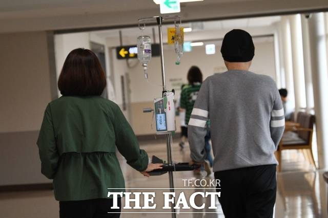 더불어민주당이 공공의대 설립 대신 대선 공약으로 내건 공공의료사관학교 정책 방향과 관련해 의무 복무 기간 민간 진입을 원천 차단하고 의무 기간도 공공의대 법안보다 늘리는 방향을 검토하고 있다. 사진은 지난 9일 연세대학교 세브란스병원. / 사진=서예원 기자