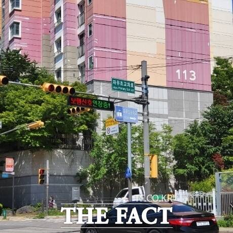 경기 파주시 자유초교 인근에 설치된 '스마트 횡단 시스템'을 통해 보행시간이 연장되고 있는 모습 /파주시