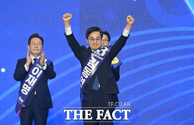 [더팩트｜고양=박헌우 기자] 김동연 더불어민주당 경선 후보가 27일 오후 경기 고양시 킨텍스에서 열린 더불어민주당 제21대 대통령선거 후보자 선출을 위한 수도권·강원·제주 합동연설회에 참석해 기념촬영을 하고 있다./ 고양=박헌우 기자