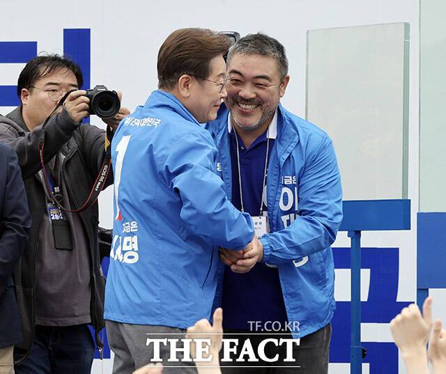 이 후보 지원 유세 나선 배우 이원종(오른쪽).