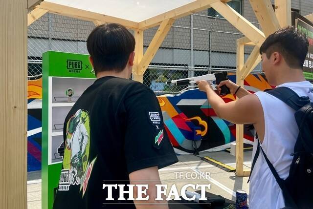 한 참가자가 배틀그라운드 모바일 팝업스토어의 '모배 명사수' 체험 부스에서 사격 게임에 참여하고 있다. /조소현 기자