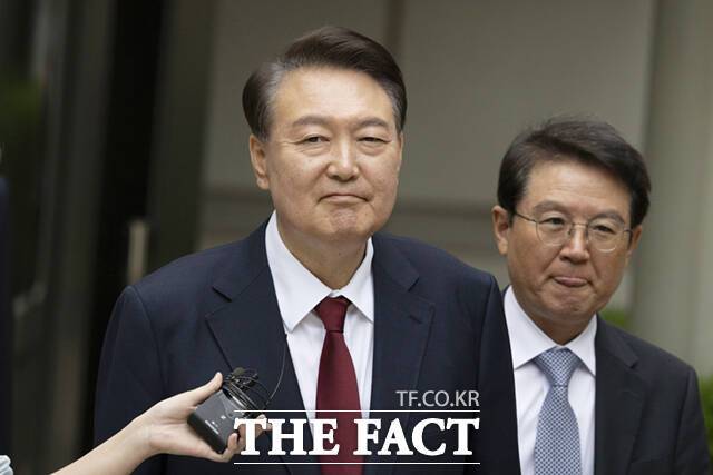 윤석열 전 대통령이 19일 서울 서초구 서울중앙지방법원에서 열린 내란 우두머리 혐의, 직권남용 권리행사방해 혐의 사건 4차 공판의 오전 재판 종료 후 점심 식사를 위해 법원을 나서며 취재진의 질문을 받고 있다. /사진공동취재단