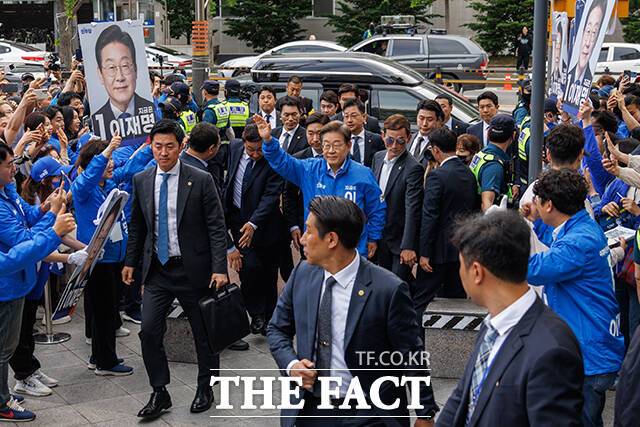 경호원들에게 둘러싸인 채 이동하는 이재명 후보.