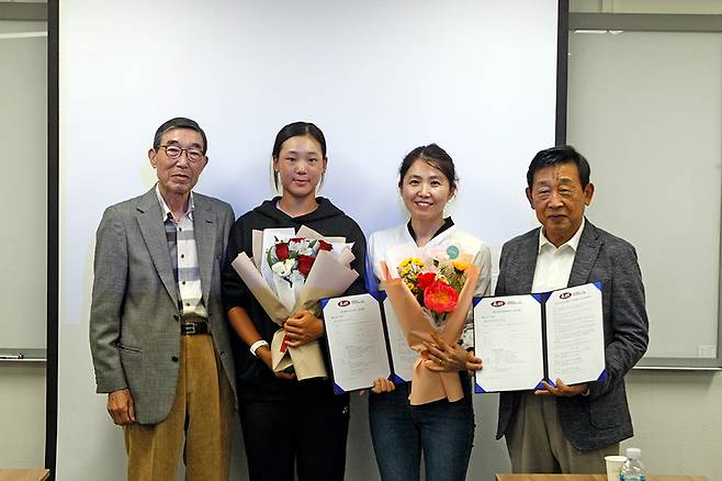 (왼쪽부터) 김두환 장호테니스재단 이사장, 심시연, 김동재 어머니(정소영), 홍순용 장호테니스재단 집행위원장