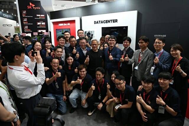 컴퓨텍스 현장에서 SK하이닉스 임직원과 기념촬영하는 젠슨 황 엔비디아 CEO. (사진=공동취재단)